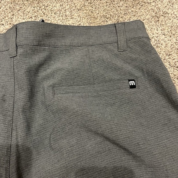 Travis Mathew Stretch Golf Shorts Mens Sz 34 Dark Charcoal Gray Pinstriped - Picture 6 of 8